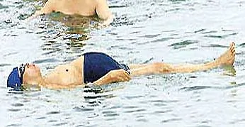 酷爱游泳的中国领导人：江泽民游泳有多少陪泳保镖(多图)
