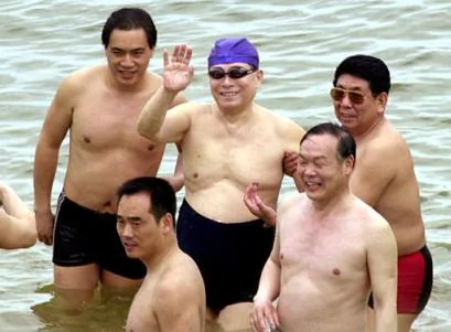 酷爱游泳的中国领导人：江泽民游泳有多少陪泳保镖(多图)