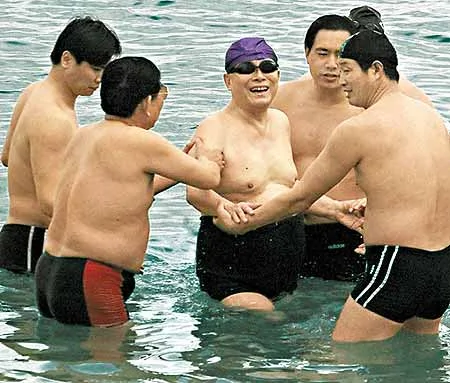 酷愛游泳的中國領導人：江澤民游泳有多少陪泳保鏢(多圖)