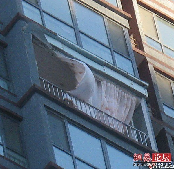 大S和李小璐代言的燕京航城惊现“窗飘飘”（组图）
