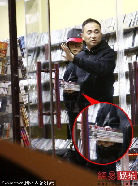 记者偷拍：胡静与老公外出用餐 饭后逛知名光碟店(多图)