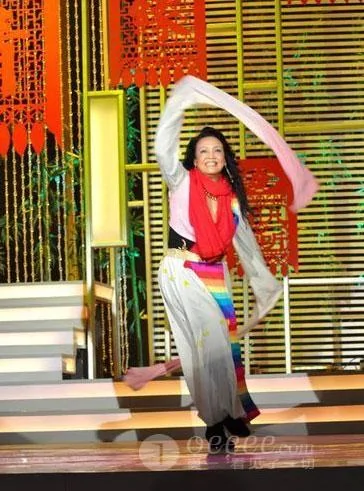 雷人！张兰上节目大跳西藏舞 称与大S一见钟情(组图)