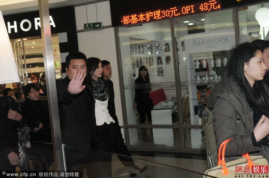 林志玲赴上海出席商業活動 如廁時20保安站崗(高清組圖)