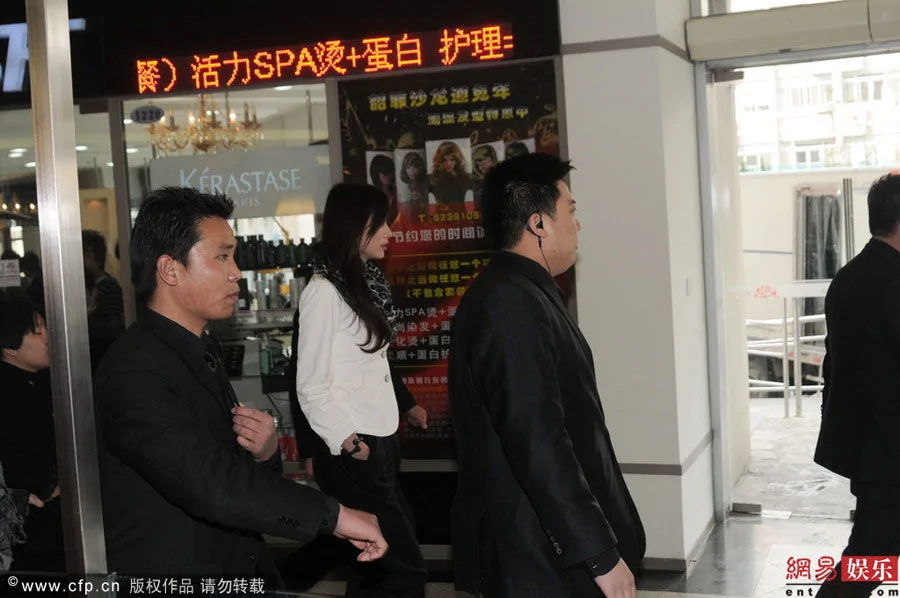 林志玲赴上海出席商业活动 如厕时20保安站岗(高清组图)