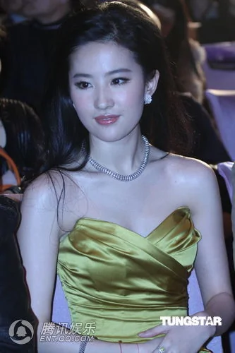 《倩女幽魂》宣传活动 刘亦菲穿一袭金色低胸裙亮相(多图)