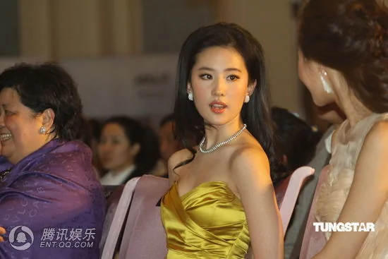 《倩女幽魂》宣传活动 刘亦菲穿一袭金色低胸裙亮相(多图)