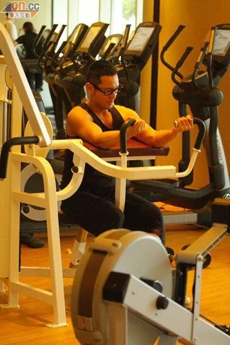黃曉明香港酒店內健身 舉15磅啞鈴大秀肌肉(組圖)
