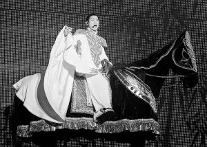 在演唱《新少林寺》主題曲《悟》的時候，劉德華騎着由人扮演的黑馬登場