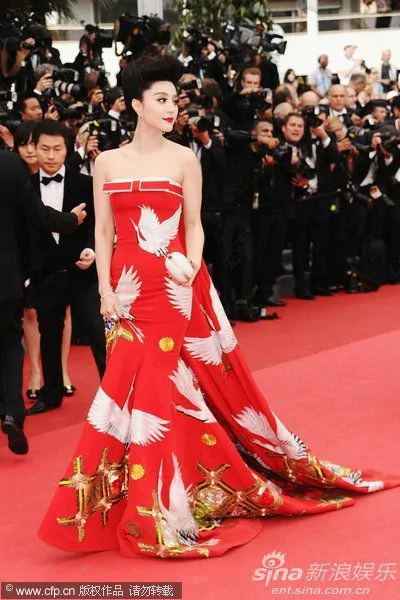 組圖：范冰冰亮相坎城紅毯 仙鶴裙裝再秀中國風