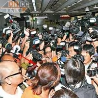 霆鋒（箭嘴示）在機場遭半百記者追訪，場面混亂。