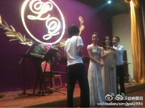 婚礼现场,左起:韩寒、王珞丹、新娘赵子琪、新郎路金波