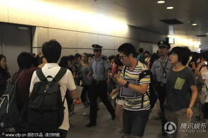 李宇春穿半透明背心現身機場 引發大混亂獲警察開道(組圖)