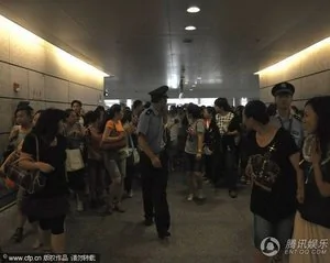 李宇春穿半透明背心現身機場 引發大混亂獲警察開道(組圖)