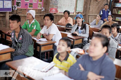2011年3月28日，姚晨探访泰国梅拉难民营学校，和孩子们一起上了一堂课 （许闯）