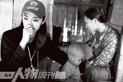 2011年3月28日，姚晨在泰國梅拉難民營探訪一個十口之家（許闖）