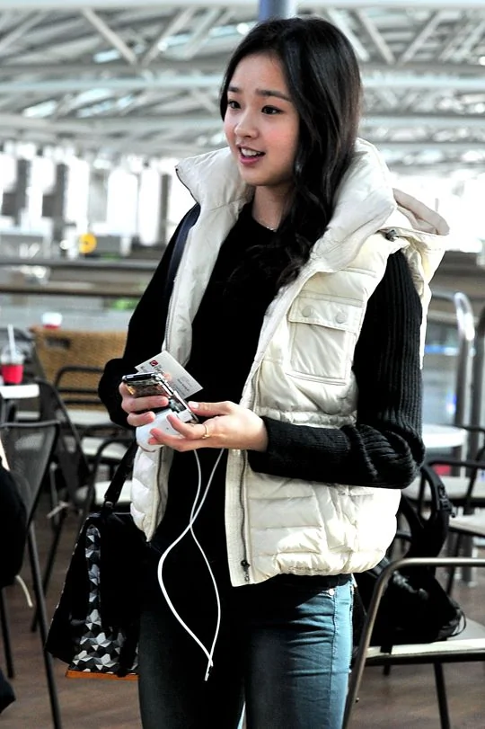 高清：孙妍在现身机场 长发披肩“萝莉”散发成熟风情