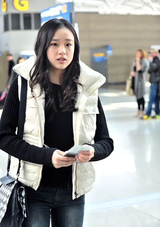 高清：孫妍在現身機場 長髮披肩「蘿莉」散發成熟風情