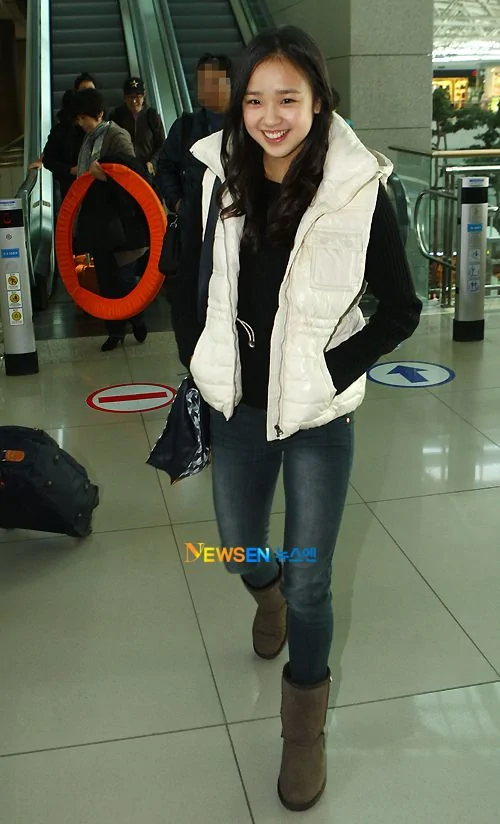 高清：孫妍在現身機場 長髮披肩「蘿莉」散發成熟風情