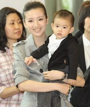 董洁微博称为儿子找幼儿园因中国籍被拒