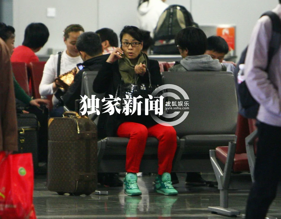 獨家組圖：毛阿敏機場扮潮 紅褲綠鞋春意盎然