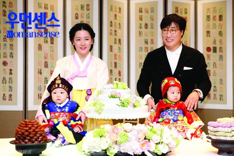 韩国女艺人李英爱为龙凤胎儿子和女儿举行周岁宴(高清图)