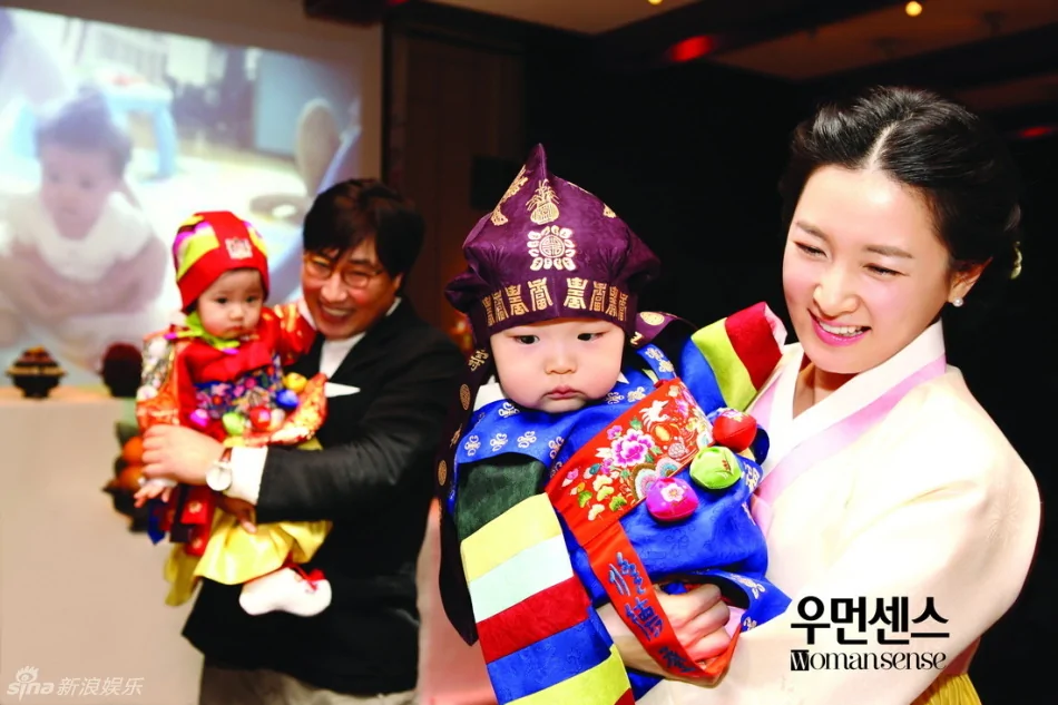 韩国女艺人李英爱为龙凤胎儿子和女儿举行周岁宴(高清图)