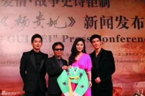 去年發布會，郭在容（左二）、范冰冰（右二）和王力宏（右一）一起出席。