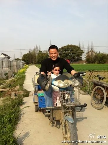 林瑞陽帶女兒騎摩托