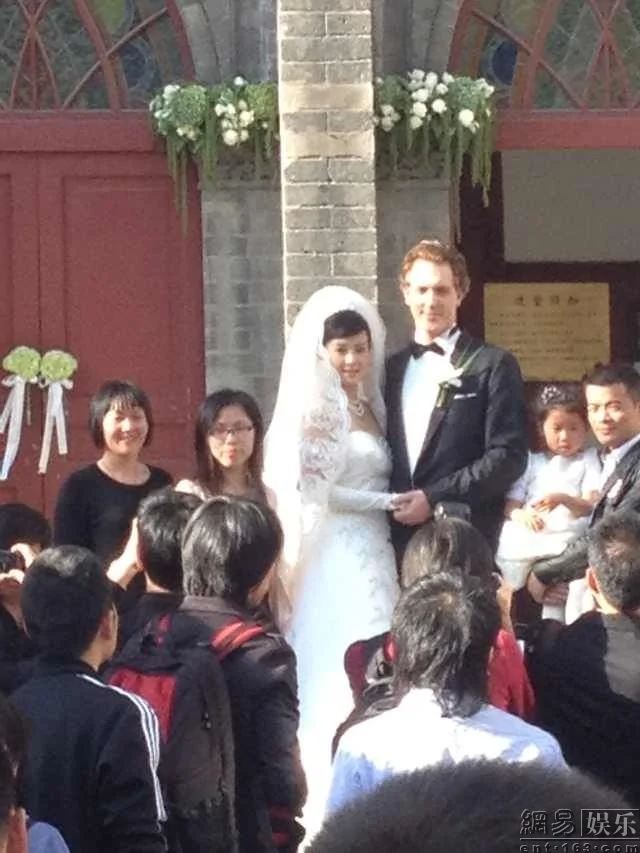 袁莉今日北京成婚 与外籍老公补办婚礼(组图)