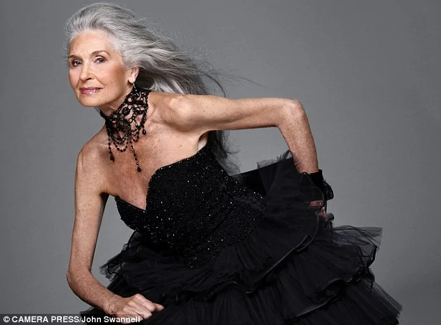 英國83歲超模模仿麥當娜戴圓錐形文胸(組圖)