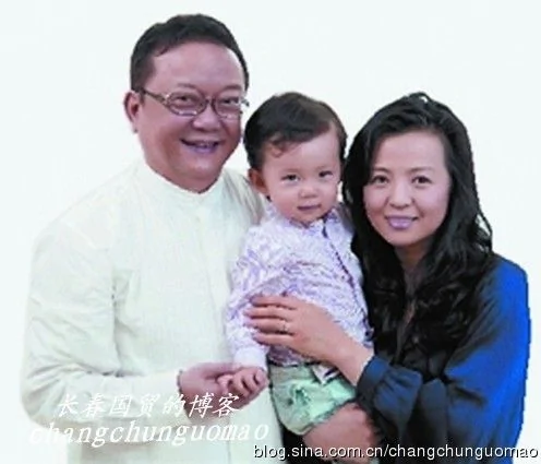 王刚与第三任妻子怀抱儿子的一家三口照片