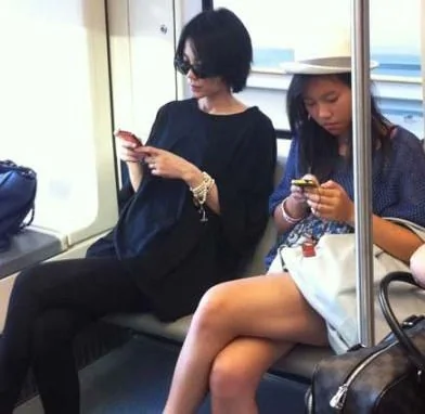 王菲母女乘地鐵照曝光 兩人低頭玩手機(圖)