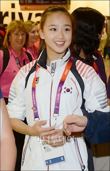韓國藝術體操選手孫妍在抵達倫敦引轟動(組圖)