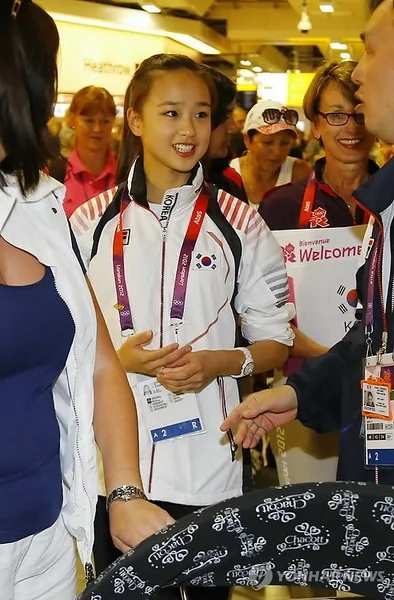 韓國藝術體操選手孫妍在抵達倫敦引轟動(組圖)