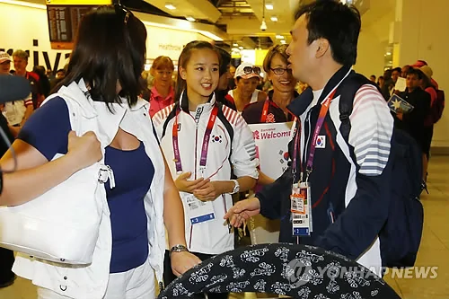 韩国艺术体操选手孙妍在抵达伦敦引轰动(组图)