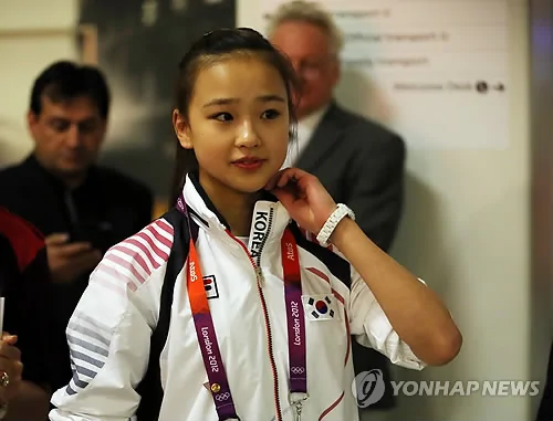 韩国艺术体操选手孙妍在抵达伦敦引轰动(组图)