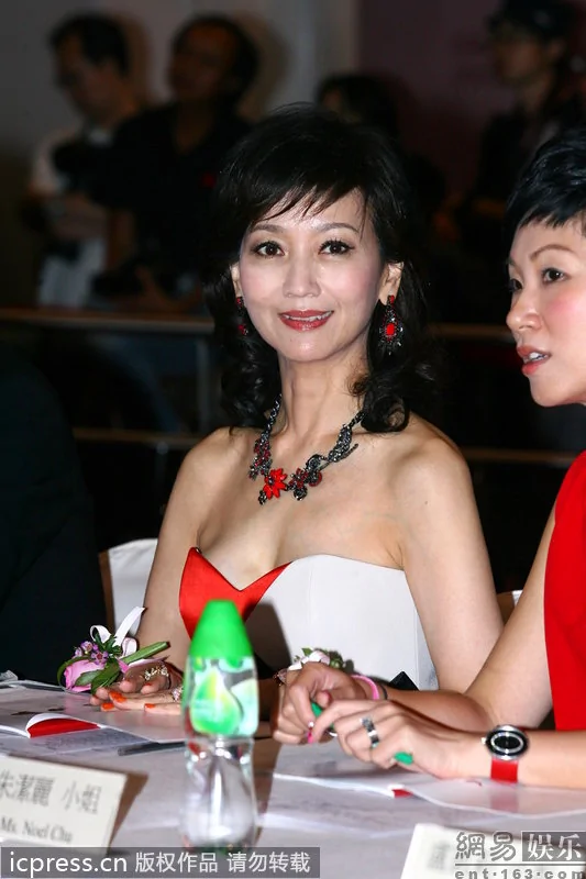 57歲趙雅芝低胸裝出席婚紗設計比賽活動擔任評委(組圖)