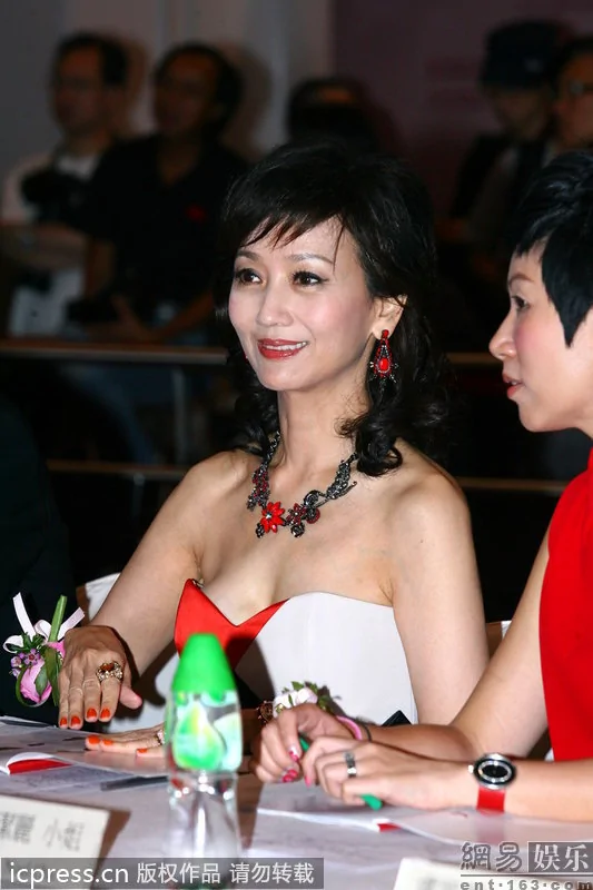 57歲趙雅芝低胸裝出席婚紗設計比賽活動擔任評委(組圖)