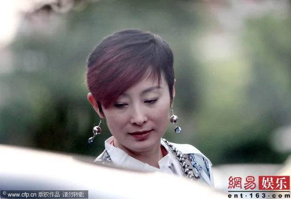 44歲香港女星張敏拎名包美貌不再 北京當街吐舌賣萌(組圖)