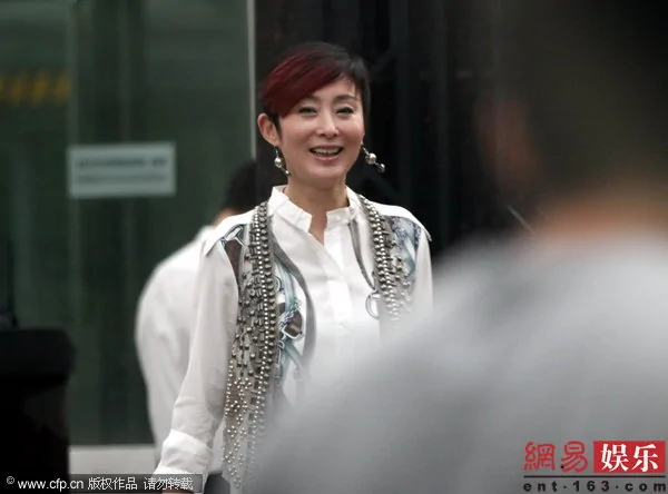 44岁香港女星张敏拎名包美貌不再 北京当街吐舌卖萌(组图)