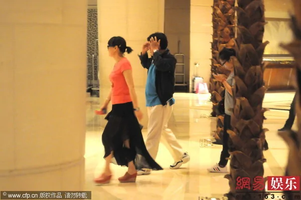朱时茂现身上海某酒店深夜与两女子走出酒店压马路(组图)