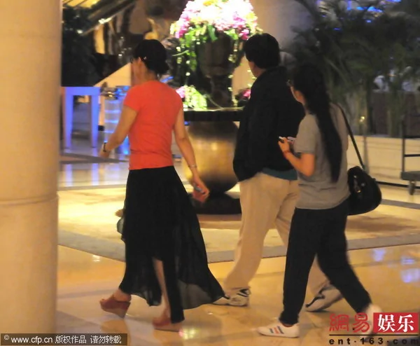 朱時茂現身上海某酒店深夜與兩女子走出酒店壓馬路(組圖)