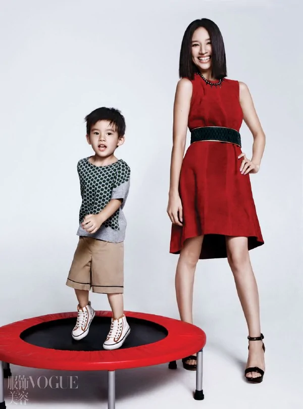 董潔首度攜3歲兒子為某國際知名時尚雜誌拍攝封面(組圖)