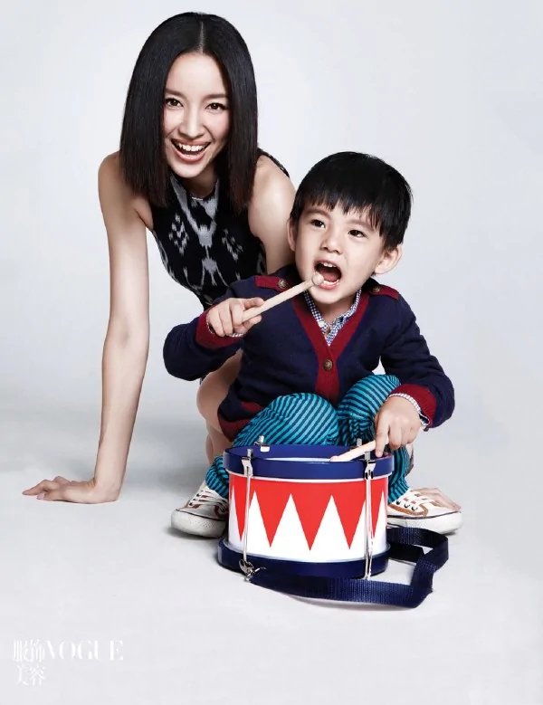 董洁首度携3岁儿子为某国际知名时尚杂志拍摄封面(组图)