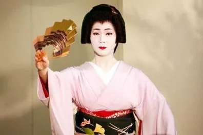 看看日本艺妓的模样