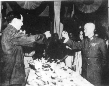 云野鹤： 「蒋委员长万岁！」─毛泽东出席重庆茶会招待的精彩一幕
