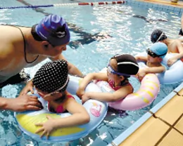 專家提示四歲以下兒童不宜學游泳(圖)