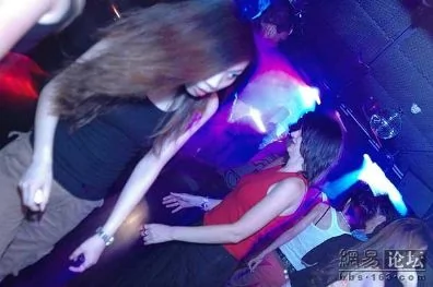 爆料：北京黑酒吧利用美女诱骗男人消费 