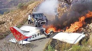 南非发生离奇“车祸” 飞机掉下撞上汽车