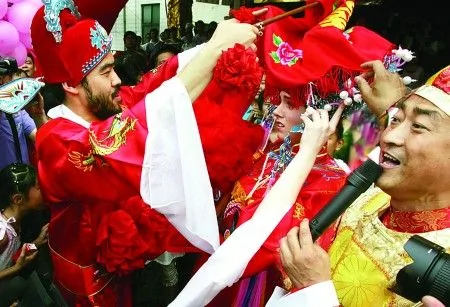 看稀奇：美国新娘在中国举办中式婚礼